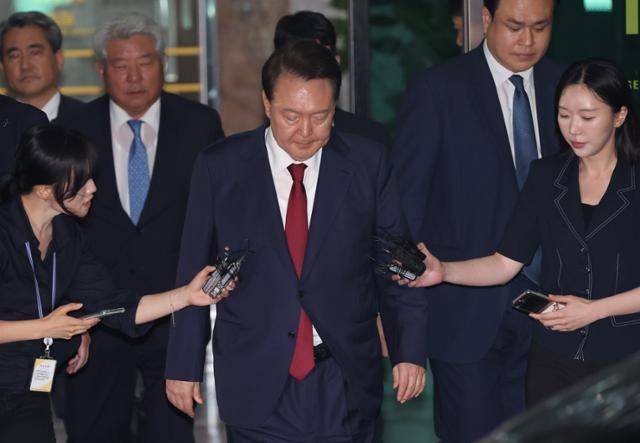 피의자 신분으로 내란 특검 조사를 받은 윤석열 전 대통령이 서초구 서울고검 청사를 나서고 있다. 연합뉴스