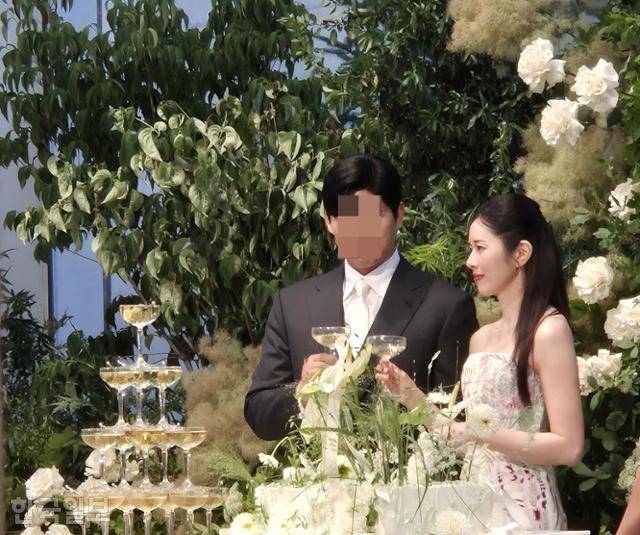 서동주는 지난 29일 경기도 성남시의 한 예식장에서 오후 4세 연하의 비연예인 연인과 결혼식을 올렸다. 남편은 장성규가 소속된 방송 매니지먼트사 이사로 알려졌다. 두 사람은 2023년 지인 모임에서 처음 인연을 맺은 후, 연인으로 발전했다. 우다빈 기자