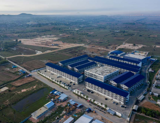 높은 벽과 보안 카메라로 둘러싸인 캄보디아 온라인 사기 작업장을 항공 촬영한 사진. 국제 앰네스티 보고서