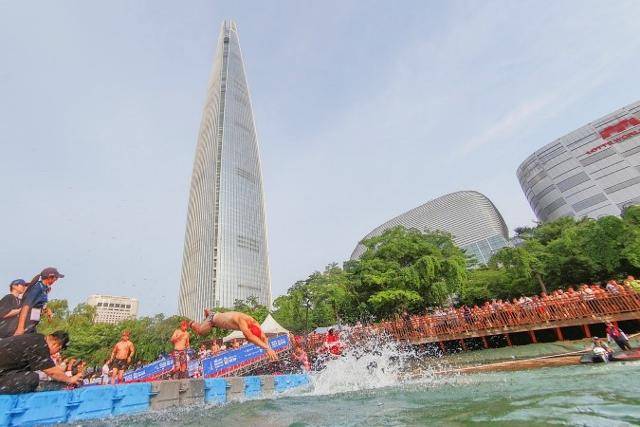 '2024 롯데 아쿠아슬론' 참가자들이 석촌호수로 뛰어들고 있다. 롯데물산 제공