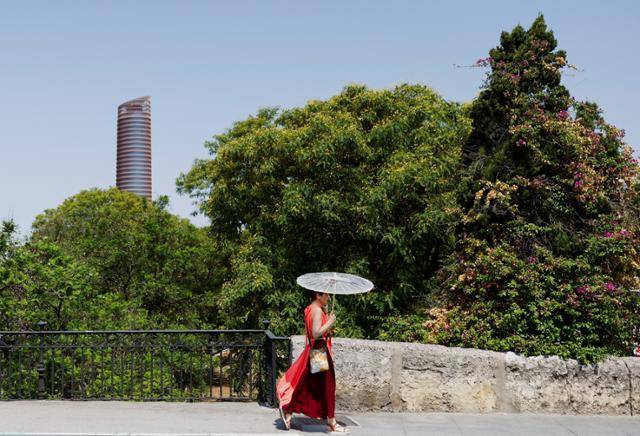 한 여성이 일 최고 기온이 40도를 넘어선 29일 스페인 세비야의 한 거리를 걸어가고 있다. 세비야=로이터 연합뉴스