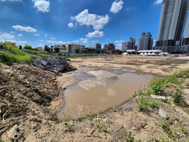 신청사가 들어설 청주시 상당구 상당로 현장. 옛 시청사와 청주병원, 농협 충북지역본부 등이 있던 자리로, 문화재 발굴조사에 이어 일부 터닦이 작업이 진행된 상태다. 청주= 한덕동 기자 신청사가 들어설 청주시 상당구 상당로 현장. 옛 시청사와 청주병원, 농협 충북지역본부 등이 있던 자리로, 문화재 발굴조사에 이어 일부 터닦이 작업이 진행된 상태다. 청주= 한덕동 기자