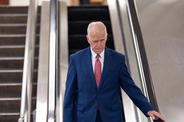 미국 공화당 소속 톰 틸리스(노스캐롤라이나) 연방 상원의원이 17일 미 워싱턴 의사당에서 자신의 사무실로 돌아가고 있다. 워싱턴=AP 연합뉴스