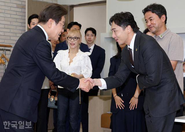 이재명 대통령이 30일 대통령실 파인그라스에서 열린 문화예술계 수상자 간담회 '문화강국의 꿈, 세계로 나아가는 대한민국' 행사에서 토니상 6관왕을 석권한 뮤지컬 '어쩌면 해피엔딩'의 박천휴 작가와 인사를 하고 있다. 왕태석 선임기자