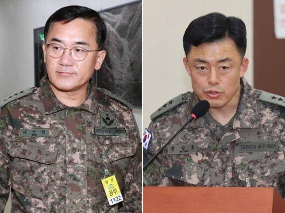 여인형(왼쪽) 전 방첩사령관과 문상호 전 정보사령관. 한국일보 자료사진, 연합뉴스