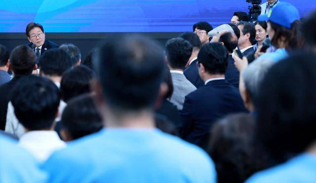 이재명(뒷줄 맨 왼쪽) 대통령이 25일 광주광역시 국립아시아문화전당에서 열린 '광주시민·전남도민 타운홀 미팅'에 참석해 제주항공 여객기 참사 유가족의 발언을 듣고 있다. 광주=연합뉴스