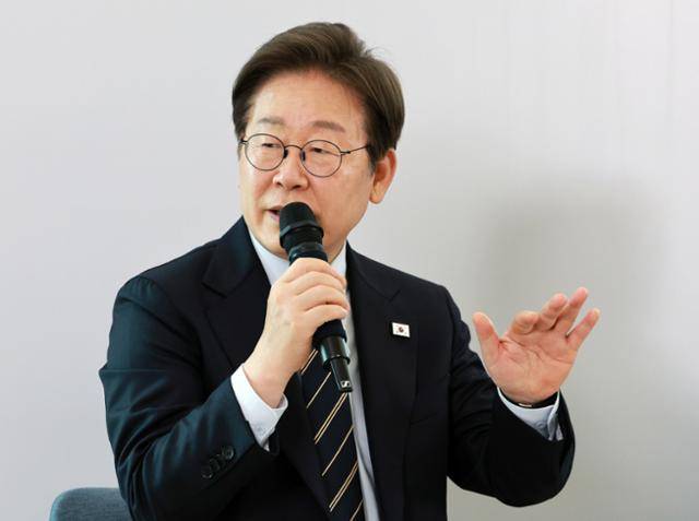 이재명 대통령이 30일 서울 용산 대통령실 파인그라스에서 열린 문화예술계 수상자 간담회에서 발언하고 있다. 뉴시스