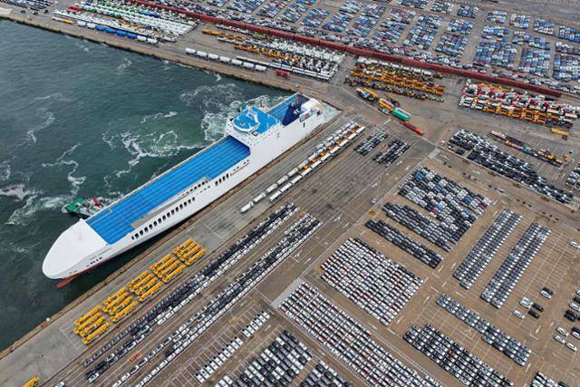 수출을 위한 차량이 배에 실리기 위해 29일 중국 산둥성 옌타이항에 세워져 있다. 옌타이=AFP 연합뉴스