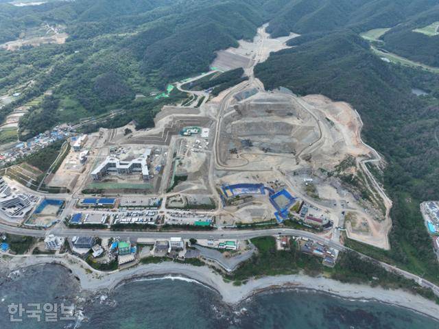하늘에서 본 경북 경주시 감포읍 대본리 한국원자력연구원 문무대왕과학연구소 건설 현장 모습. 경주시 제공