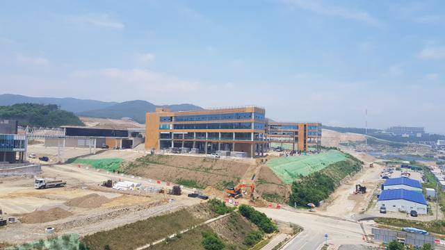 27일 경북 경주시 감포읍 대본리에서 소형모듈원자로(SMR) 연구 개발을 주도할 한국원자력연구원의 문무대왕과학연구소 건설 공사가 한창이다. 경주=김정혜 기자