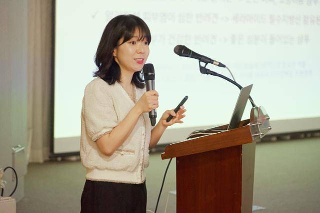 오프라인 모의고사를 앞두고 각 부문별 출제위원이 나서 보호자들을 위한 강연도 준비됐다. 강아지 부문 출제위원인 채민경 놀로행동클리닉 수의사가 강연을 진행하고 있다.