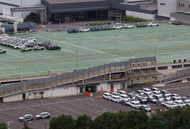 24일 경기 광명시 기아 오토랜드 광명에 출고 대기 중인 차량이 주차돼 있다. 연합뉴스