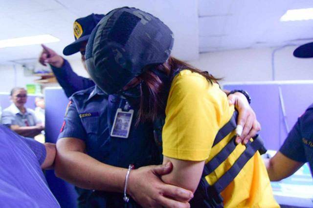 중국 간첩 의혹을 받고 있는 앨리스 궈 전 필리핀 밤반시 시장이 지난해 8월 헬멧과 방탄조끼를 착용한 채 마닐라 상원 청문회장에 들어서고 있다. 리사 혼티베로스 필리핀 상원의원 페이스북