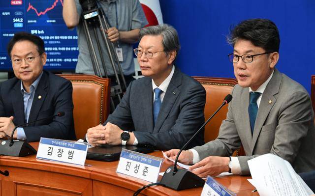 진성준(왼쪽 세 번째) 더불어민주당 정책위의장이 30일 국회에서 열린 경제6단체 상근부회장단과의 간담회에서 발언하고 있다. 왼쪽부터 허영 원내정책수석부대표, 김창범 한국경제인협회 부회장, 진 정책위의장. 고영권 기자