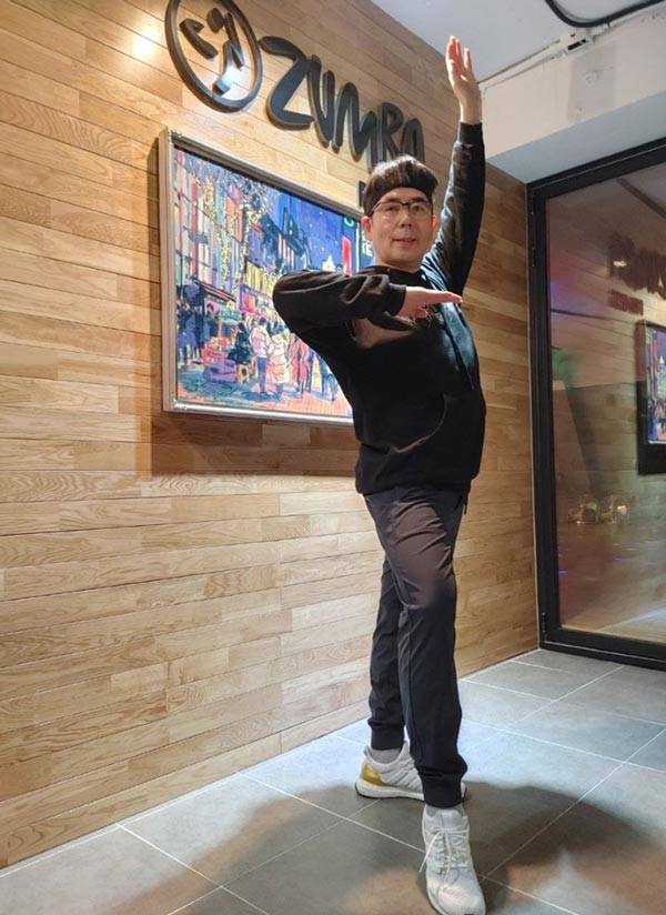 줌바 포즈를 취해 보이는 조정래 교수./사진=조정래 교수 제공