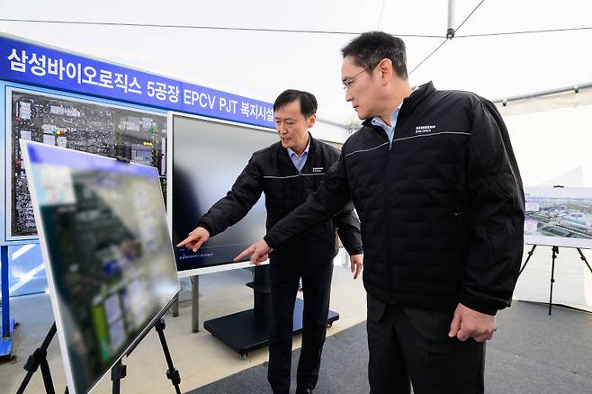 <yonhap photo-3406="">이재용 삼성전자 회장이 지난해 삼성바이오로직스 인천사업장을 찾아 5공장 건설 현장에서 관계자 브리핑을 듣고 있다. 삼성전자 제공</yonhap>