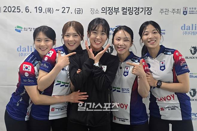 지난 19일 의정부컬링경기장에서 만난 여자컬링 경기도청 팀. (왼쪽부터)설예은-설예지-김은지-김수지-김민지. 의정부=윤승재 기자