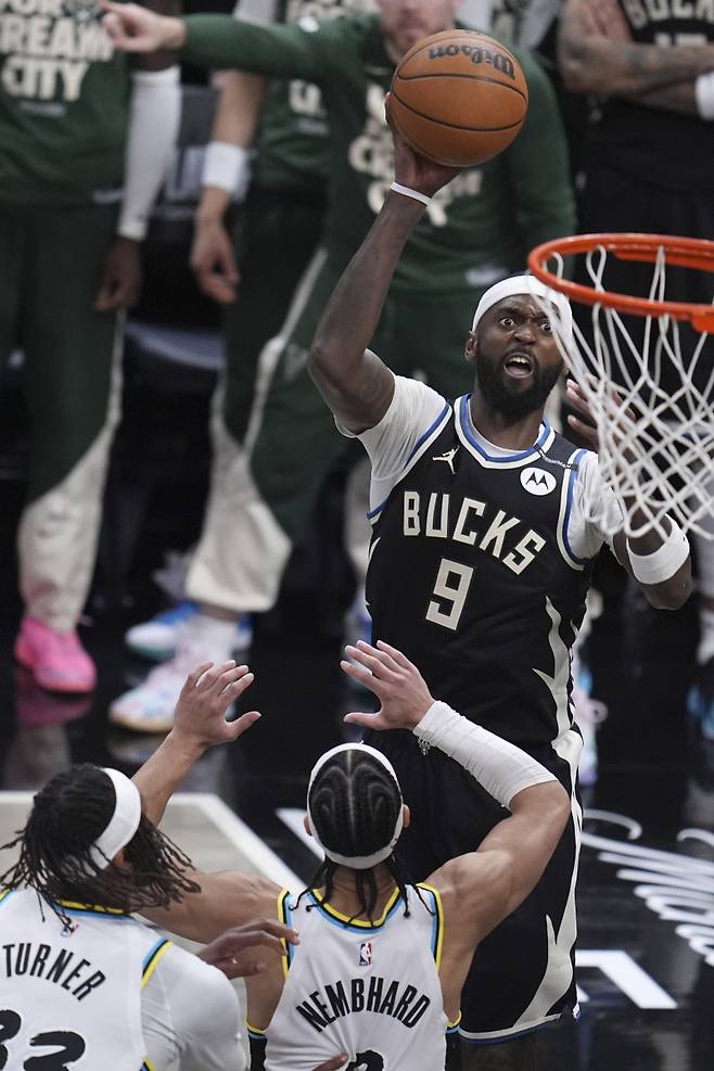 <yonhap photo-3318=""> Milwaukee Bucks forward Bobby Portis (9) shoots the ball over Indiana Pacers center Myles Turner, left, and Indiana Pacers guard Andrew Nembhard, center, during the second half in Game 5 of an NBA basketball first-round playoff series in Indianapolis, Tuesday, April 29, 2025. (AP Photo/Michael Conroy)/2025-04-30 09:30:30/ <저작권자 ⓒ 1980-2025 ㈜연합뉴스. 무단 전재 재배포 금지, AI 학습 및 활용 금지></yonhap>