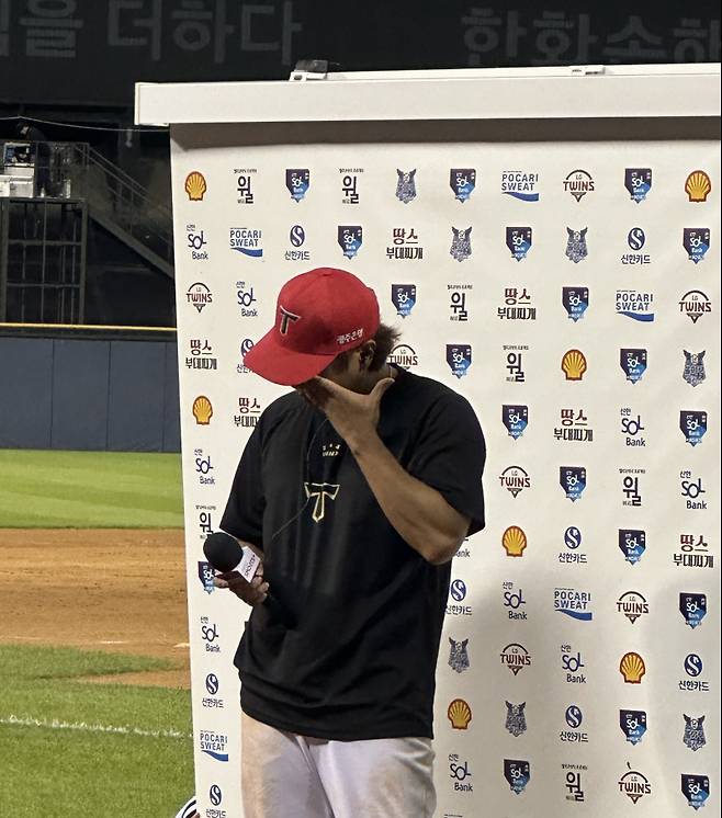 KIA 고종욱이 29일 잠실 LG전 승리 후 방송사와 인터뷰 중에 눈물을 닦고 있다. 잠실=이형석 기자&nbsp;