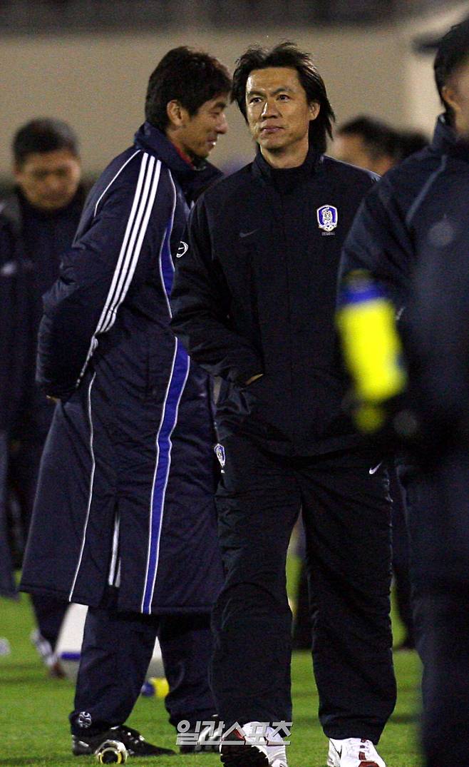 지난 2006년 창원서 열린 한국과 일본의 올림픽 평가전 중 이하라 코치와 홍명보 당시 코치의 모습. 사진=IS포토