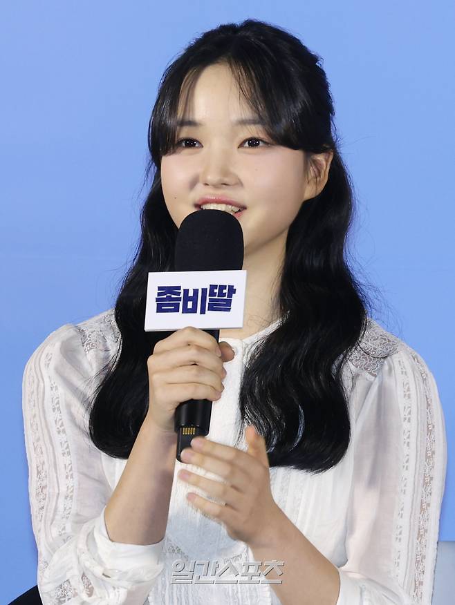 배우 최유리가 30일 오전 서울 용산구 CGV용산아이파크몰에서 열린 영화 '좀비딸' 제작보고회에 참석해 인사말을 하고 있다. '좀비딸'은 이 세상 마지막 남은 좀비가 된 딸을 지키기 위해 극비 훈련에 돌입한 딸바보 아빠의 이야기를 그린다. 오는 7월 30일 개봉. 서병수 기자 qudtn@edaily.co.kr /2025.06.30/