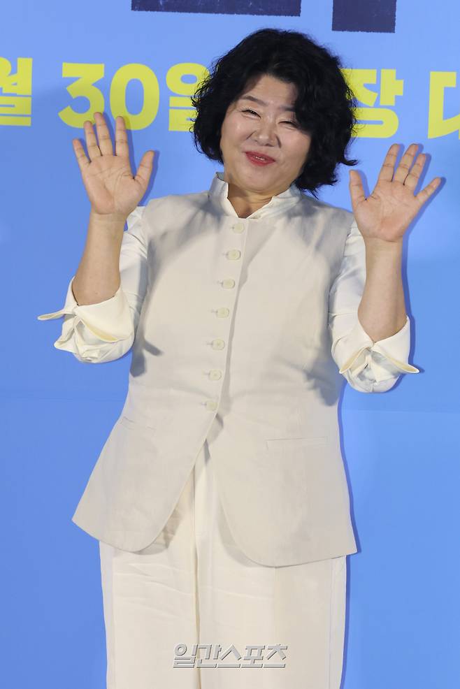 배우 이정은이 30일 오전 서울 용산구 CGV용산아이파크몰에서 열린 영화 '좀비딸' 제작보고회에 참석해 포즈를 취하고 있다. '좀비딸'은 이 세상 마지막 남은 좀비가 된 딸을 지키기 위해 극비 훈련에 돌입한 딸바보 아빠의 이야기를 그린다. 오는 7월 30일 개봉. 서병수 기자 qudtn@edaily.co.kr /2025.06.30/