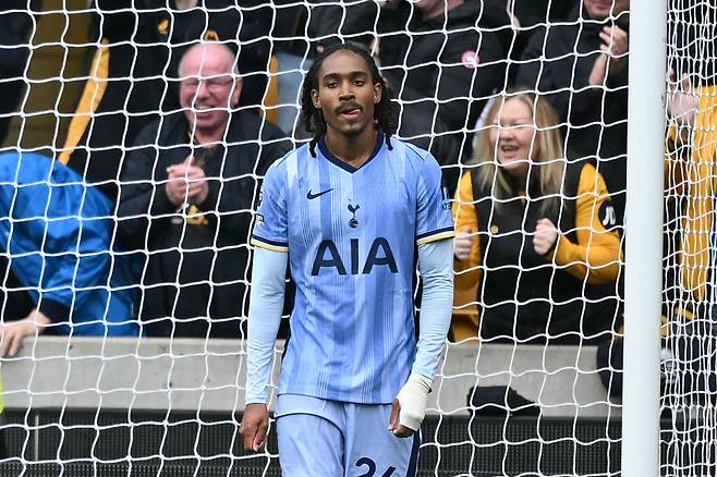 토트넘 스펜스가 13일 몰리뉴 스타디움에서 열린 울버햄프턴과의 EPL 32라운드 중 자책골을 기록한 뒤 아쉬워하고 있다. AFP=연합뉴스