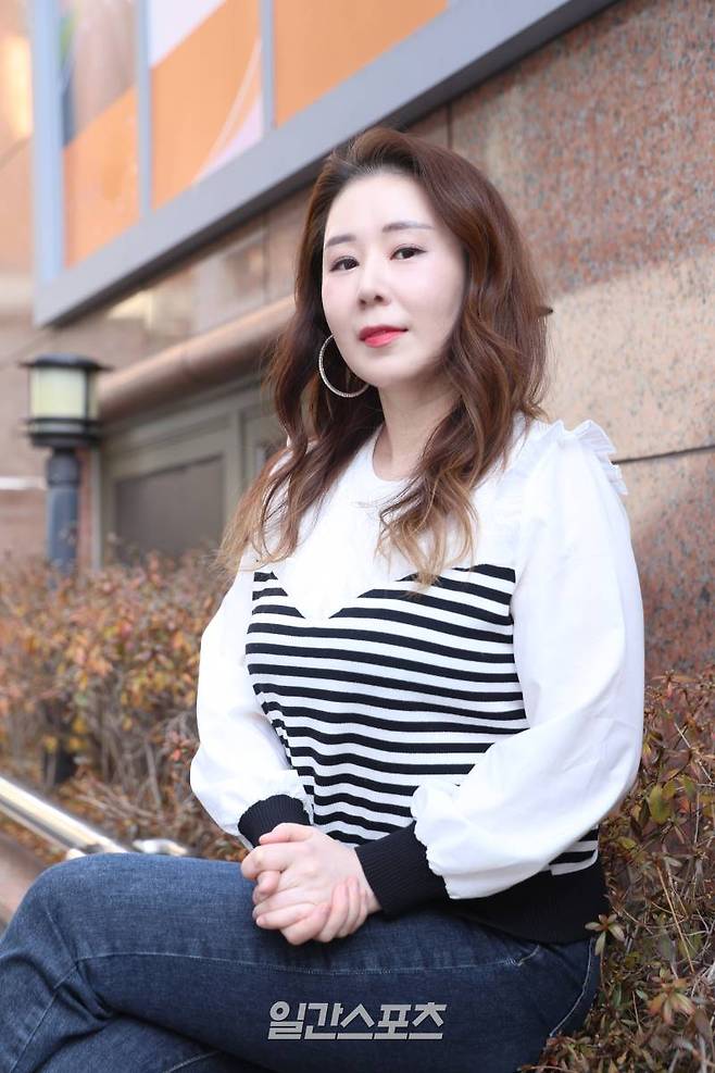 가수 겸 유튜버 오윤혜가 7일 오후 서울 마포구 서교동에서 진행된 일간스포츠와의 인터뷰에 앞서 포즈를 취하고 있다. 서병수 기자 qudtn@edaily.co.kr /2025.01.07/