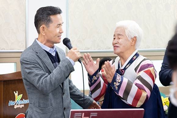 오태원 부산 북구청장이 관내 홀어르신 생일잔치 행사에서 발언을 하고 있다. [사진=부산 북구]