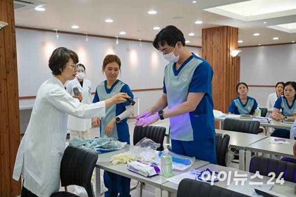 지난 24일 포항성모병원은 컨퍼런스홀에서 '2025년 유행성 감염병 위기대응 훈련'이 진행되고 있다. [사진=포항성모병원]