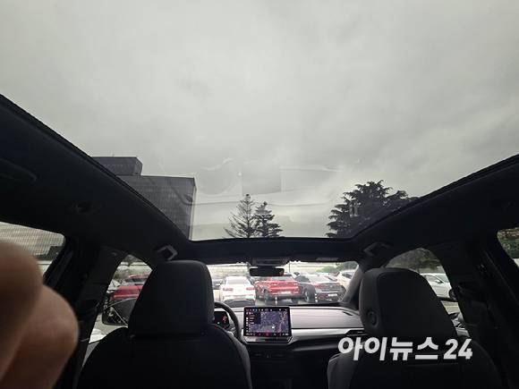 폭스바겐 'ID.5' 파노라마 글래스루프. [사진=김종성 기자]