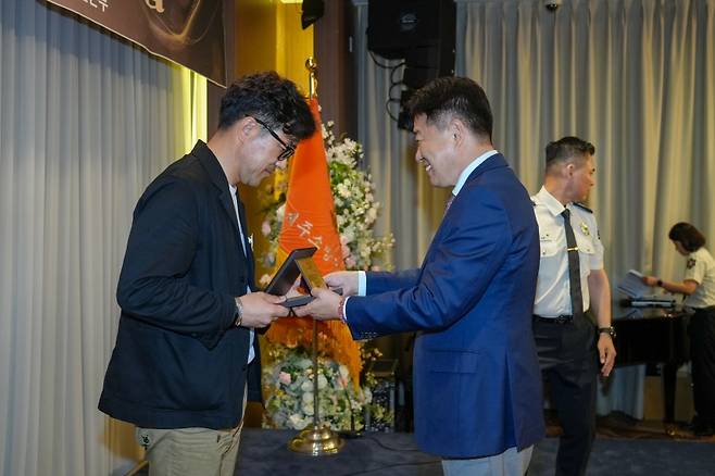 하트세이버 인증서를 받는 윤남호 롯데면세점 제주공항점장