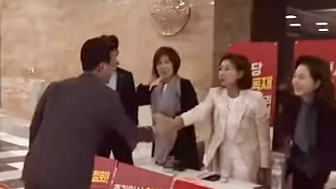 김민석 국무총리 후보자가 30일 오후 농성장을 찾아 나경원 의원과 악수하고 있다. 양측의 긴장 속에도 짧은 인사가 오갔다. (유튜브 캡처)