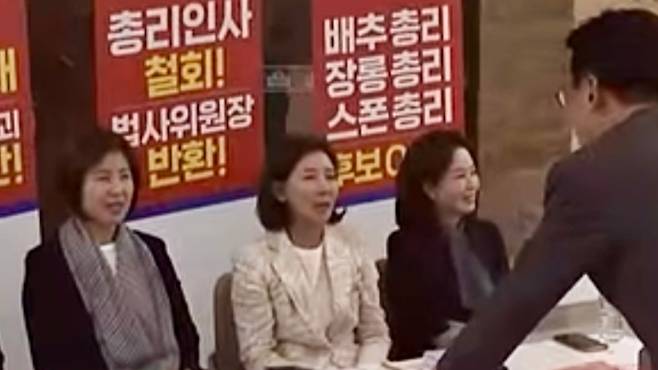 나경원 의원이 김민석 후보자와 대화를 나누는 모습. 증여세 해명 자료 제출 등을 두고 즉석 설전이 벌어졌다. (유튜브 캡처)