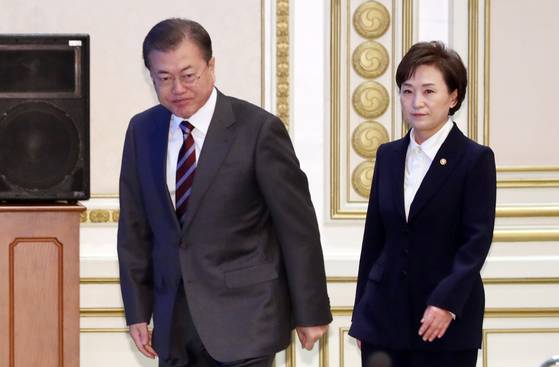 2020년 2월 당시 문재인 대통령과 김현미 국토교통부 장관. 문 정부는 집권 5년간 무려 28차례나 부동산 대책을 발표했지만 집값을 잡지 못했다. [청와대사진기자단]
