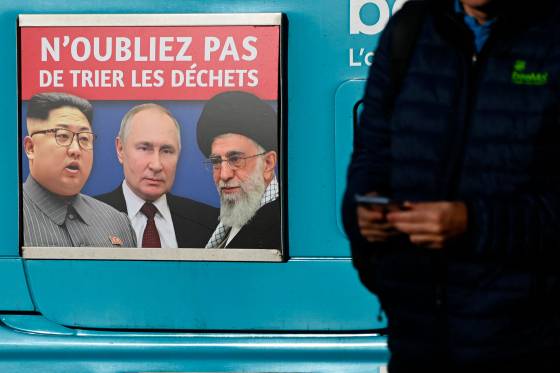 지난 1월 프랑스 남부 베지에의 한 거리에서 김정은 북한 국무위원장, 블라디미르 푸틴 러시아 대통령, 아야톨라 알리 하메네이 이란 최고지도자의 모습이 담긴 사진이 걸려있다. AFP=연합뉴스