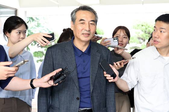 윤석열 전 대통령의 부인 김건희 여사 의혹 관련 사건을 맡은 민중기 특별검사가 29일 오전 서울 서초구 사무실로 출근하고 있다. 뉴스1