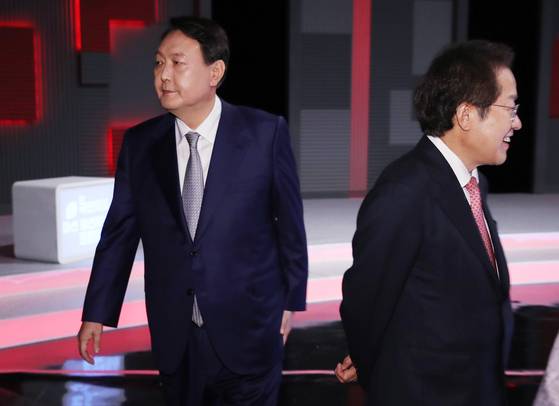 서울 마포구 상암동 MBC 사옥에서 지난 2021년 10월 15일 당시 열린 국민의힘 대선 경선 후보 '1대1 맞수토론'에 윤석열 전 검찰총장(왼쪽)과 홍준표 의원이 참석했다. 이 자리에서 당시 윤 예비후보는 김건희 여사의 도이치모터스 주가조작 연루 의혹을 부인했다. 윤 예비후보는 ″2010년 제가 결혼하기 전에 골드만삭스 출신이라고 해서 한 네 달 정도 맡겼는데 손실이 났다″고 했다. 연합뉴스