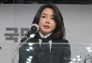 지난 2021년 12월 26일 당시 국민의힘 윤석열 대선 후보 부인 김건희 코바나컨텐츠 대표가 서울 여의도 국민의힘 당사에서 자신의 허위 이력 의혹과 관련해 입장문 발표를 하고 있다. 연합뉴스