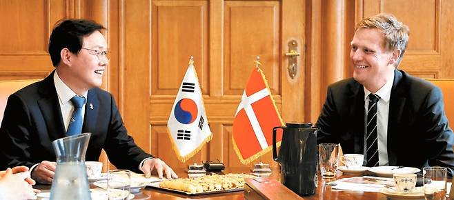 박완수 경남지사(왼쪽)는 16일(현지시간) 덴마크 코펜하겐시 옌스 크리스챤 뤼킨(Jens Christian Lutken) 고용통합부 시장을 만나 산업·고용·복지·환경 등 분야의 발전적 협력 방안을 논의했다. [사진 경남도]