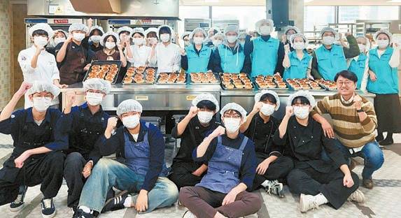 지역 학생 및 기업 관계자들이 만든 빵을 희망곳간에 기부했다. 희망곳간은 BPA의 사회공헌사업이다. [사진 부산항만공사]