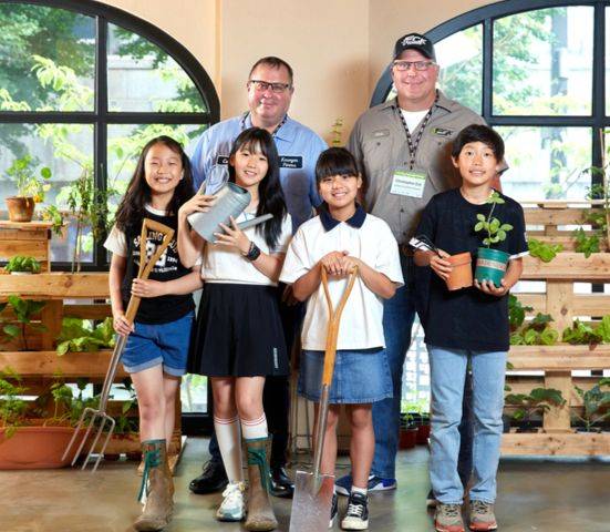 전서진 학생기자·황지인·고가람 학생모델·김산하 학생기자(앞줄 왼쪽부터)가 미국에서 땅을 돌보고 환경을 지키며 대두를 생산하는 칼 크루거(뒷줄 왼쪽)·크리스 에크를 만나 지속가능 농법에 대해 알아봤다.