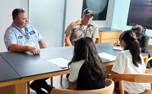 소중 학생기자단이 대를 이어 지속가능한 농법으로 대두를 생산하는 농부 칼 크루거(왼쪽)와 크리스 에크를 인터뷰했다.