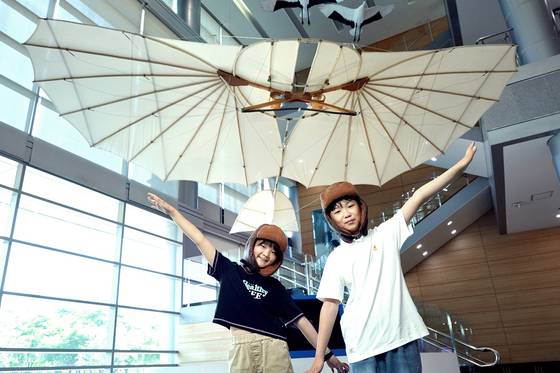 윤보영(왼쪽)·변우빈 학생기자가 국립생물자원관 특별전시 '더 플라잉: 새의 비행'에서 오토 릴리엔탈이 새를 관찰해서 만든 표준 글라이더를 살폈다.