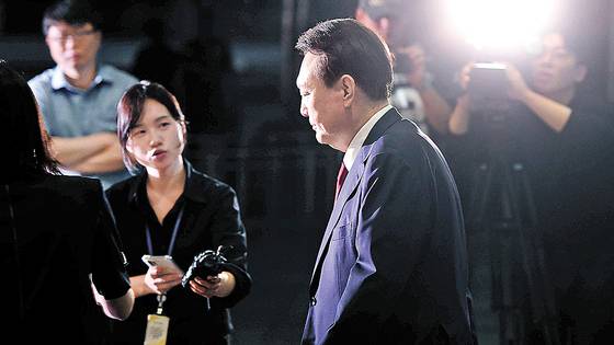 윤석열 전 대통령이 29일 새벽 서울고등검찰청 청사에 마련된 내란 특검 사무실에서 피의자 신분으로 첫 조사를 받은 뒤 귀가하고 있다. 뉴스1