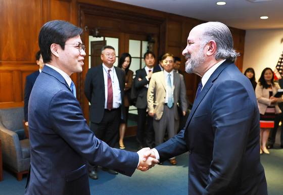 여한구 산업통상자원부 통상교섭본부장이 23일(현지시간) 미국 워싱턴 D.C 상무부 회의실에서 하워드 러트닉 미국 상무부 장관과 악수를 나누고 있다. 뉴스1