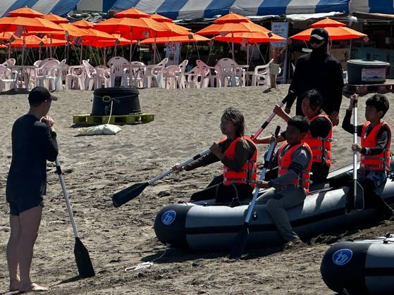30일 오전 제주도리초등학교 학생들이 제주해경을 통해 보트 노 젓는 법을 배우고 있다. 최충일 기자