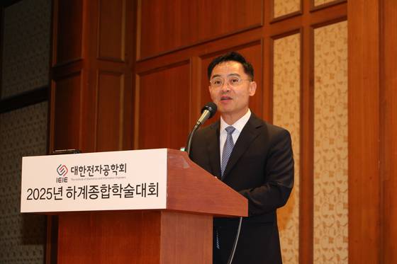 지난 24일 제주롯데호텔에서 열린 대한전자공학회 하계종합학술대회에서 백광현 학회장이 개회사를 하고 있다. [대한전자공학회]