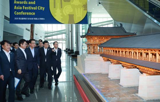 최상목 당시 대통령 권한대행 부총리 겸 기획재정부 장관이 지난 3월 경북 경주화백컨벤션센터(HICO)에서 월정교 모형을 보고 있다. 연합뉴스