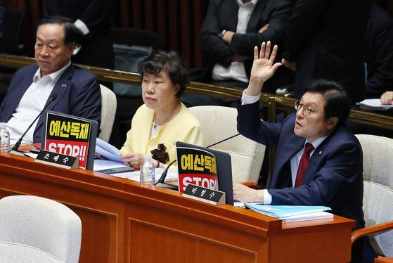 30일 국회 예산결산특별위원회 전체회의에서 박형수 국민의힘 간사가 한병도 위원장에게 의사발언권을 요구하고 있다. 임현동 기자